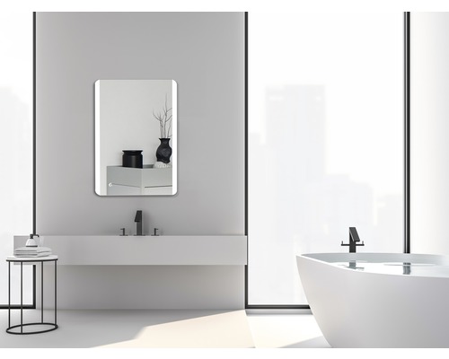 Salle de bains avec lavabo, miroir, baignoire et design minimaliste