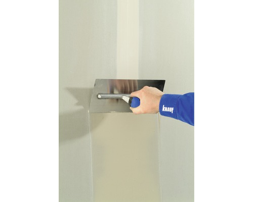 Auftragen von Wandspachtel mit einer Glättkelle