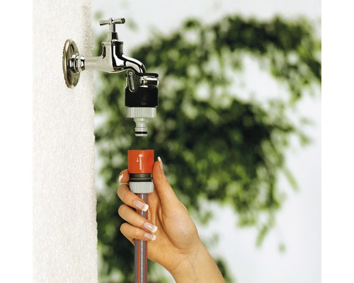 Installation eines Gartenschlauchs an einem Wasserhahn