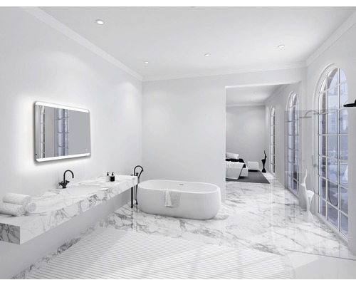 Salle de bain lumineuse avec baignoire, lavabo avec plateau en marbre et miroir lumineux