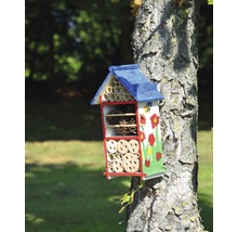 Insektenhotel aus Holz mit Bemalung am Baum