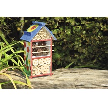 Insektenhotel mit verschiedenen Füllmaterialien und Blumenmuster
