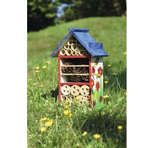 Insektenhotel mit verschiedenen Füllmaterialien im Garten