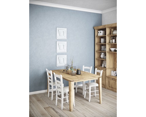 Salle à manger avec table en bois, chaises blanches et étagère en bois