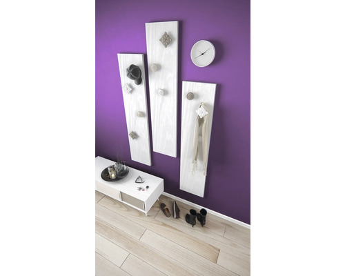 Couloir avec panneaux de vestiaire, horloge murale et commode