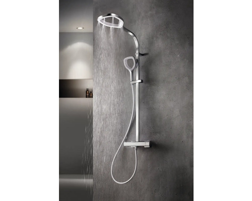 Système de douche avec douchette de tête et douchette à main sur un mur gris