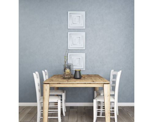 Table de salle à manger avec chaises et décoration dans une pièce lumineuse.