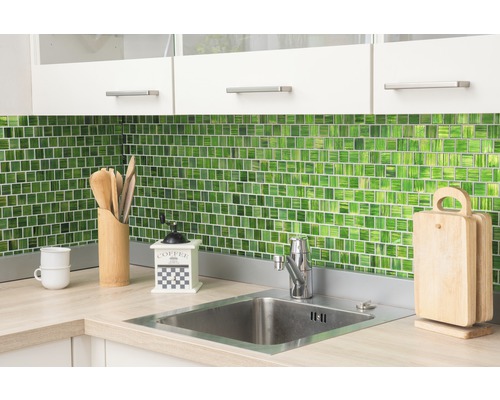 Scène de cuisine avec carreaux de mosaïque verts, évier et plan de travail