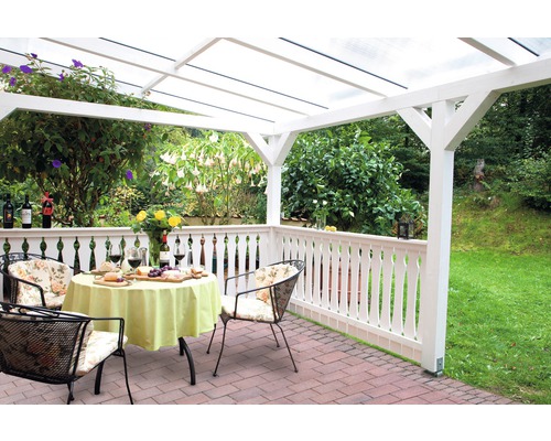 Terrasse couverte avec table de jardin et chaises