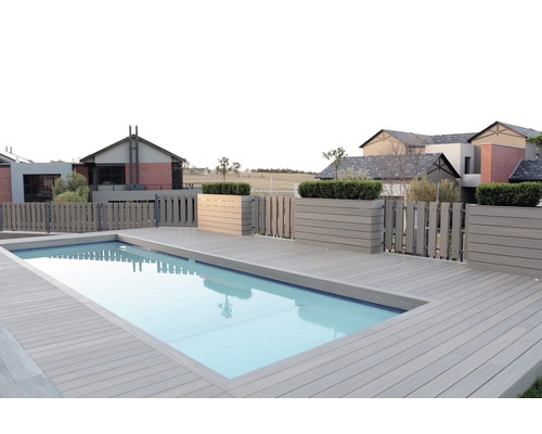 Swimmingpool mit Holzdeck und Holzzaun vor Wohnhäusern