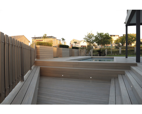 Terrasse mit Pool und Holzdeck sowie passendem Zaun