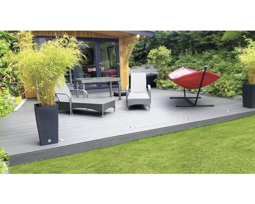 Terrasse mit Terrassendielen, Gartenmöbeln, Hängematte und Bambus