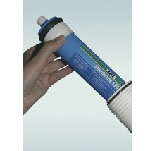 Filtre à eau JBL Membrane 120 pour une utilisation dans les systèmes d''osmose, tenu par une main