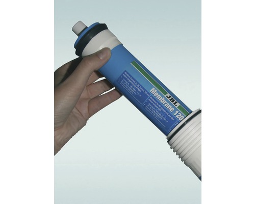 Filtre à eau JBL Membrane 120 pour une utilisation dans les systèmes d''osmose, tenu par une main