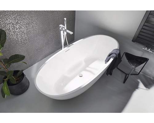 Salle de bains moderne avec baignoire îlot, robinetterie et sèche-serviettes