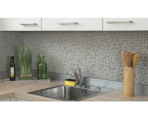 Scène de cuisine avec évier, robinet, carreaux de mosaïque et ustensiles de cuisine