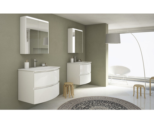 Badezimmer mit zwei weißen Waschtischen, Spiegelschränken und Holzhockern