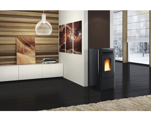 Intérieur avec poêle à granulés, commode, décoration et fenêtres