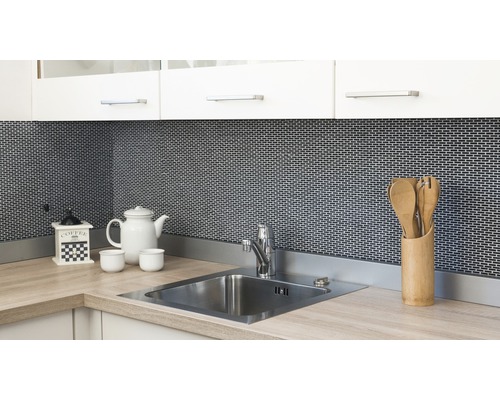 Scène de cuisine avec évier, robinet, moulin à café, vaisselle et ustensiles de cuisine sur fond de mosaïque