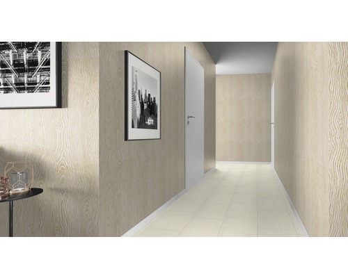 Couloir avec papier peint imitation bois, porte blanche et tableaux au mur