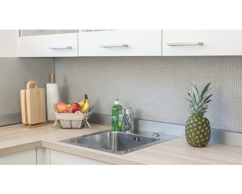 Scène de cuisine avec évier, robinet, planches à découper, essuie-tout, corbeille de fruits et ananas