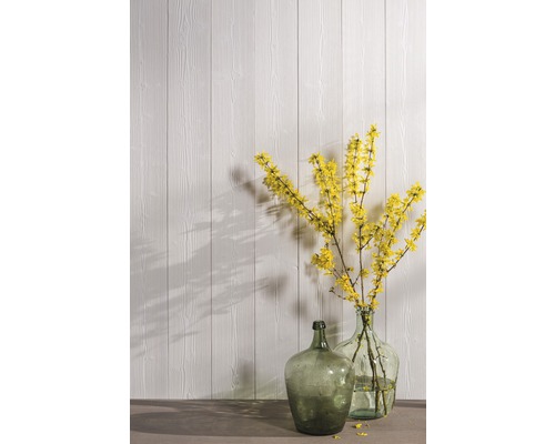 Panneaux de bois clairs avec deux vases en verre et des fleurs jaunes