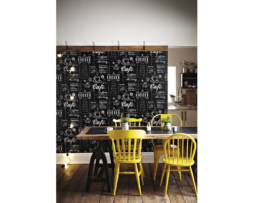 Vue d''une pièce avec papier peint à motif tableau noir, table à manger et chaises jaunes