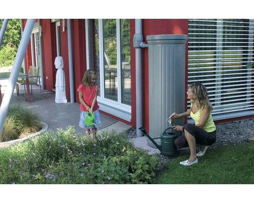 Szene im Garten mit Kind, Frau, Regentonne und Giesskannen