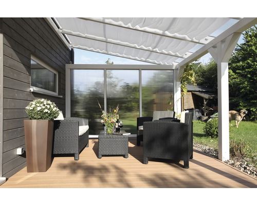 Terrasse avec store, salon de jardin et bac à plantes