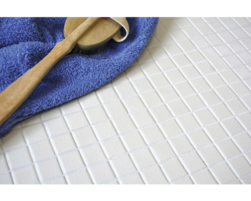 Mosaïque blanche avec brosse et serviette