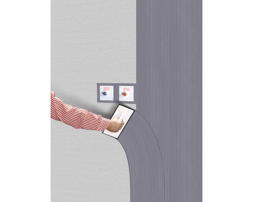 Une personne applique un revêtement sur un mur à l''aide d''une lisseuse.