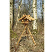 Mangeoire en bois avec support dans la forêt