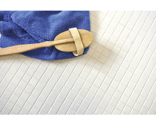 Une brosse, une serviette et des carreaux sur une surface.