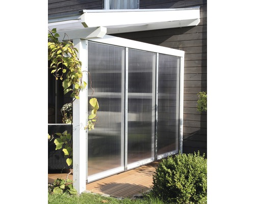 Coin salon couvert avec murs transparents et plancher en bois