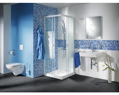 Modernes Badezimmer mit Dusche, Waschbecken, Spiegel und Toilette