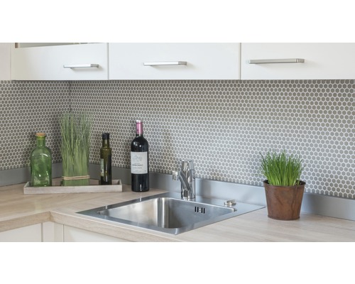 Évier de cuisine avec robinet, décoration et carreaux de mosaïque