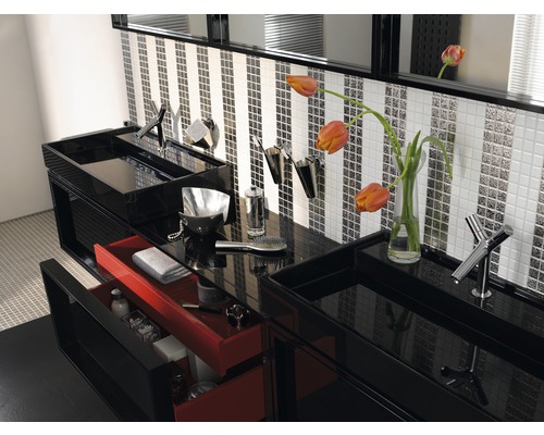 Salle de bain avec deux lavabos, miroir, robinets et divers accessoires de salle de bain