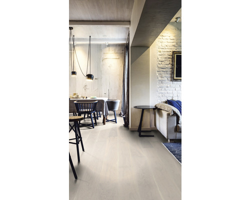 Espace de vie lumineux avec table à manger, chaises, canapé et plancher en bois