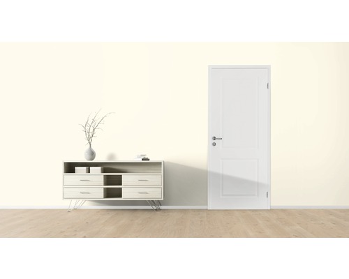 Szene mit Kommode, Dekoration und Innentür in einem hellen Raum