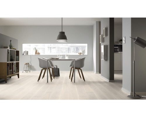 Séjour lumineux avec table à manger, chaises et étagères sur parquet