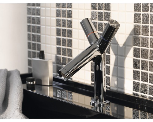 Robinet de lavabo chromé à deux poignées dans la salle de bains