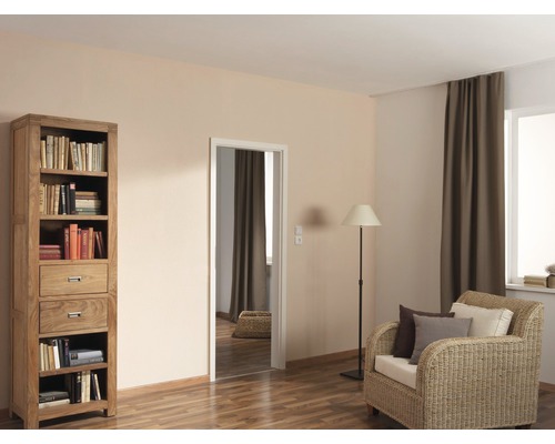 Wohnzimmer mit Bücherregal, Türrahmen, Sessel und Stehlampe