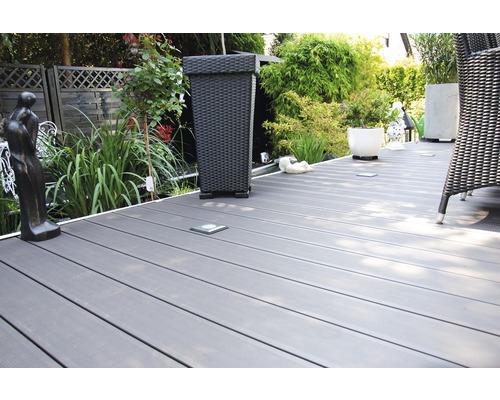 Terrasse mit Dielen, Pflanzen und Dekoration im Aussenbereich