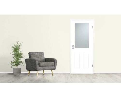 Pièce avec fauteuil, plante en pot et porte intérieure