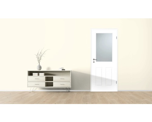 Pièce lumineuse avec commode et porte vitrée