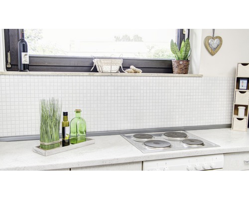 Scène de cuisine avec plaque de cuisson, décoration et carrelage