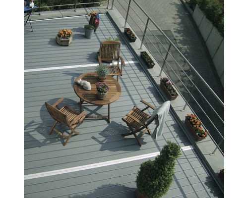 Terrasse avec plancher en bois, table de jardin et chaises
