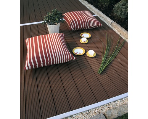 Kit de planches pour terrasse en PVC Konsta marron 9 m² comprenant planches pour terrasse en PVC, soubassement et matériel de montage