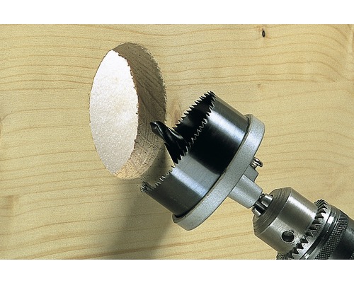 Scie cloche perçant un trou dans une planche de bois