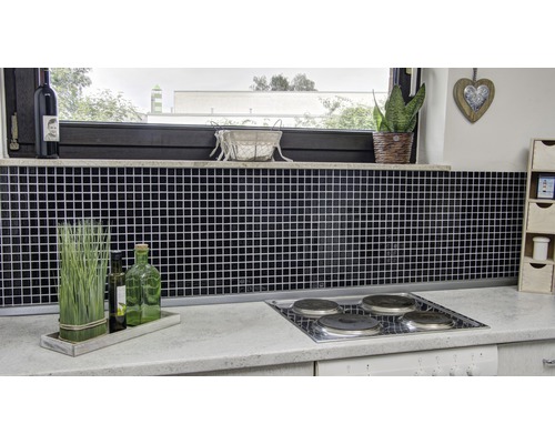 Küchenszene mit Mosaikfliesen, Herd und Dekoration